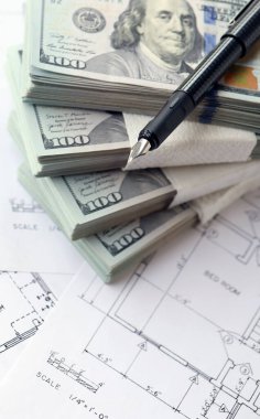 Kalemle birlikte yüklü miktarda Amerikan doları banknotları ve konut projesinin planları yakın plan. Yatırım ve inşaat projesi kavramı