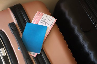 Biletli boş pasaport havaalanı bekleme salonundaki turistik bavulun üzerinde duruyor. Dünya çapında seyahat ve uluslararası turizm kavramı