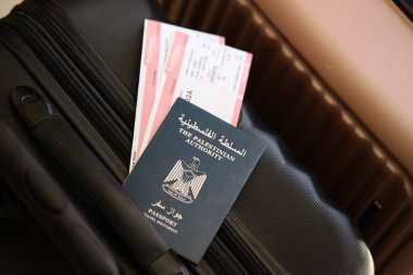 Biletli Filistin Otorite pasaportu havaalanı bekleme salonunun yakınındaki turistik bavulda yatıyor. Dünya çapında seyahat ve uluslararası turizm kavramı