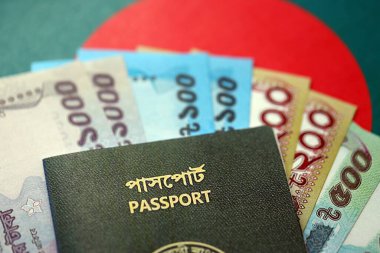 Bangladeş 'te büyük miktarda para ve pasaport Bangladeş bayraklarında asılı. Finans ve bankacılık kavramı