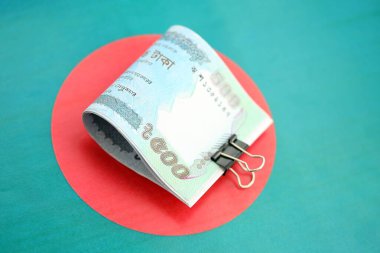 Bangladeşli para banknotları Bangladeş bayrağına yakın duruyor. Finans ve bankacılık kavramı