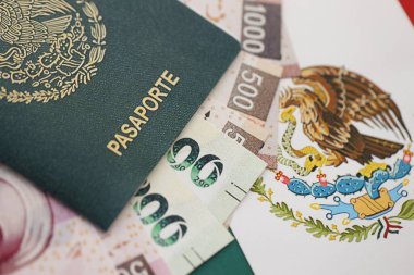 Meksika pezosu büyük miktarda para ve pasaport Meksika bayrağına yakın duruyor. Finans ve bankacılık kavramı