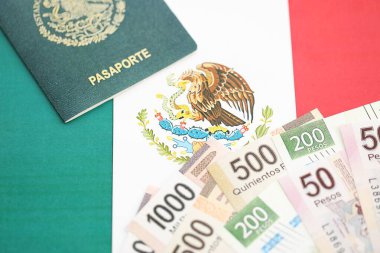 Meksika pezosu büyük miktarda para ve pasaport Meksika bayrağına yakın duruyor. Finans ve bankacılık kavramı