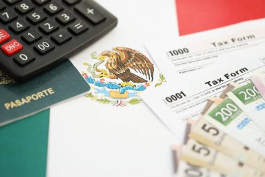 Meksika pezosu para faturaları kalem, hesap makinesi, pasaport ve vergi formlarıyla dolu. Finans ve bankacılık kavramı