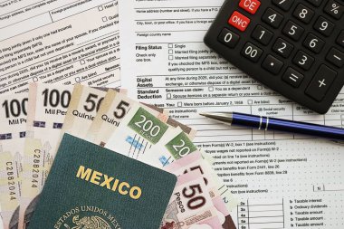 Meksika pezosu para faturaları kalem, hesap makinesi, pasaport ve vergi formlarıyla dolu. Finans ve bankacılık kavramı