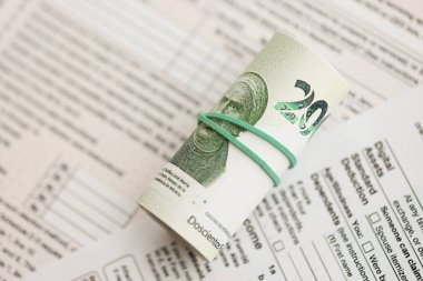 Meksika Pezosu 'nun büyük meblağlı para faturaları masada duruyor. Vergi formları da yakında. Muhasebe ve vergilendirme kavramı