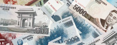 Kuzey Kore büyük miktarda para kazandı. Beyaz renkli masada yatıyor. Yakın plan.