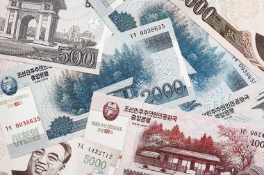 Kuzey Kore büyük miktarda para kazandı. Beyaz renkli masada yatıyor. Yakın plan.