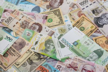 Farklı para birimlerinden ve ülkelerden yüklü miktarda para. Uluslararası nakitin çeşitli arka planında büyük bir yığın var.