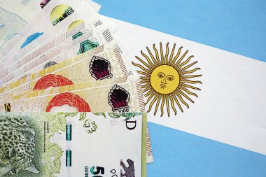 Arjantin pezosu büyük miktarda Arjantin bayrağına yakın duruyor. Finans ve bankacılık kavramı