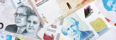 Arjantin pezosu büyük miktarlarda para beyaz masada yakın planda yatıyor. Finans ve bankacılık kavramı