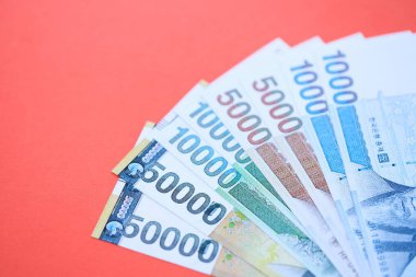Güney Kore büyük miktarlarda para kazandı. Kırmızı renkli masada yatıyor. Yakın plan. Finans ve bankacılık kavramı
