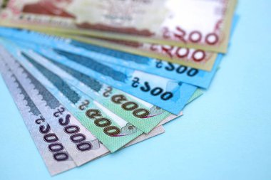 Bangladeşli para banknotları büyük miktarlarda deniz mavisi renkli masaların üzerinde. Finans ve bankacılık kavramı
