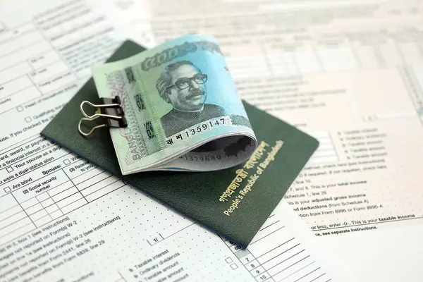 Bangladeşli para banknotları, pasaport ve vergi formlarıyla dolu. Maliye ve vergi ödeme kavramı