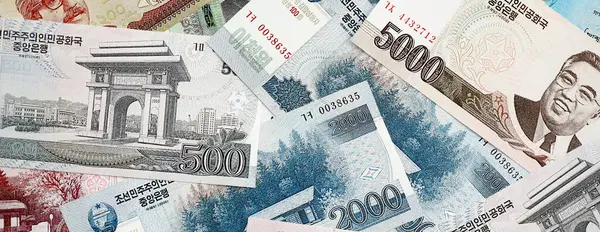 Kuzey Kore büyük miktarda para kazandı. Beyaz renkli masada yatıyor. Yakın plan.