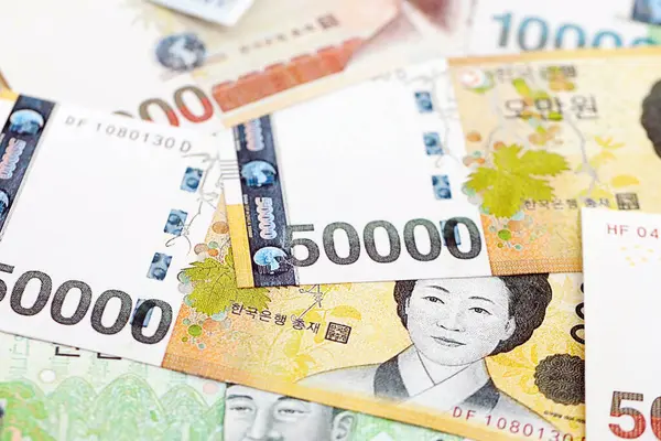 Güney Kore çok para kazandı. Beyaz masaların üzerinde. Yakın plan.