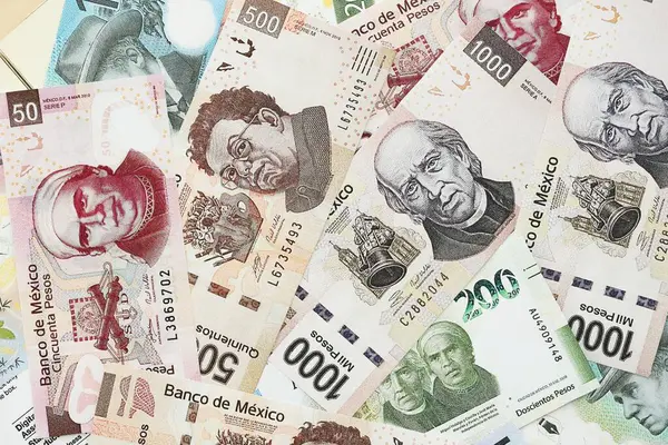 Meksika pezosu faturaları büyük miktarlarda beyaz masaya yakın duruyor. Finans ve bankacılık kavramı