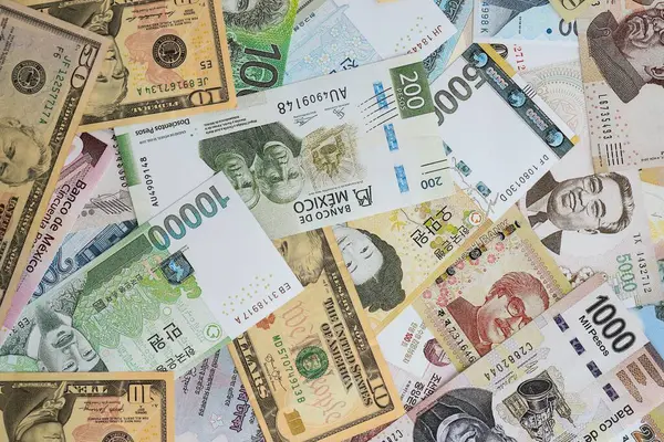 Farklı para birimlerinden ve ülkelerden yüklü miktarda para. Uluslararası nakitin çeşitli arka planında büyük bir yığın var.