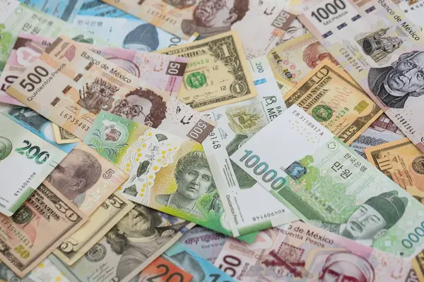 Farklı para birimlerinden ve ülkelerden yüklü miktarda para. Uluslararası nakitin çeşitli arka planında büyük bir yığın var.