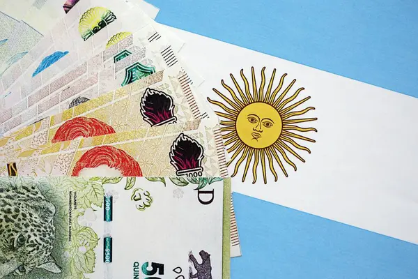 Arjantin pezosu büyük miktarda Arjantin bayrağına yakın duruyor. Finans ve bankacılık kavramı