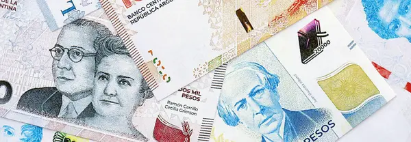 Arjantin pezosu büyük miktarlarda para beyaz masada yakın planda yatıyor. Finans ve bankacılık kavramı