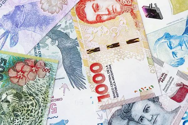 Arjantin pezosu büyük miktarlarda para beyaz masada yakın planda yatıyor. Finans ve bankacılık kavramı