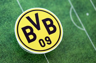 KYIV, UKRAINE - 23 Şubat 2025 Borussia Dortmund futbol kulübü rozeti futbol sahasının arka planında yer alıyor