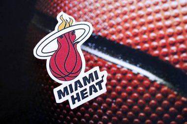 KYIV, UKRAINE - 23 Şubat 2025 Miami Heat basketbol takımı rozeti basketbol arka planında asılı