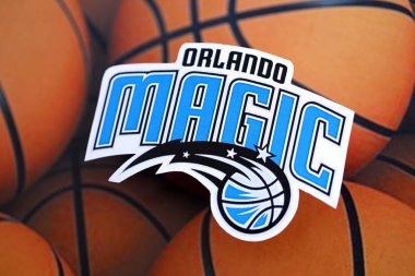 KYIV, UKRAINE - 23 Şubat 2025 Orlando Magic basketbol takımı rozeti basketbol topu arka plan afişinde yatıyor