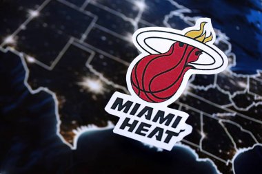 KYIV, UKRAINE - 23 Şubat 2025 Miami Heat basketbol takımı rozeti Amerika Birleşik Devletleri harita arka plan pankartıdır