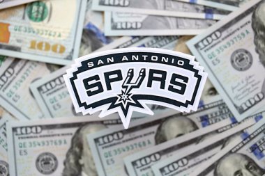 KYIV, UKRAINE - 23 Şubat 2025 San Antonio Spurs basketbol takımı rozeti büyük miktarda Amerikan dolarına yakın.