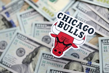KYIV, UKRAINE - 23 Şubat 2025 Şikago Bulls basketbol takımı rozeti büyük miktarda Amerikan dolarına yakın.