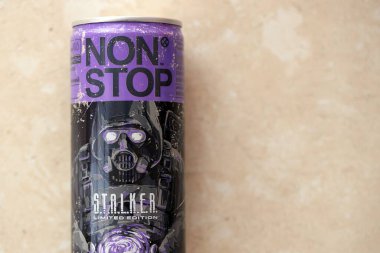 KYIV, UKRAINE - 19 Nisan 2025 Stalker ve alüminyum maskeli karakterlerin sınırlı sayıda üretilmiş enerji içeceği kapatılabilir