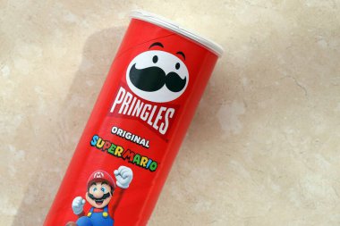 KYIV, UKRAINE - 19 Nisan 2025 Sınırlı Versiyon Pringles Süper Mario 'nun etrafındaki temalı tüpü kapatın, oyuncu grafikler ve markalaşma içeriyor