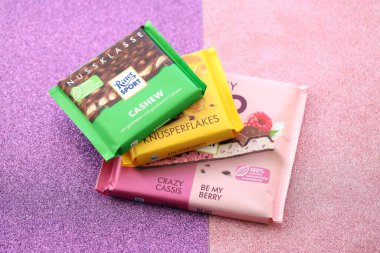 KYIV, UKRAINE - 19 Nisan 2025 Birkaç Ritter çikolatası yakın plan kağıdında. Knusperflakes tadı Kaju NussKlass ve Fruity Duo ile