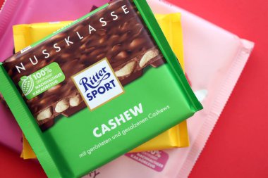 KYIV, UKRAINE - 19 Nisan 2025 Birkaç Ritter çikolatası yakın plan kağıdında. Knusperflakes tadı Kaju NussKlass ve Fruity Duo ile