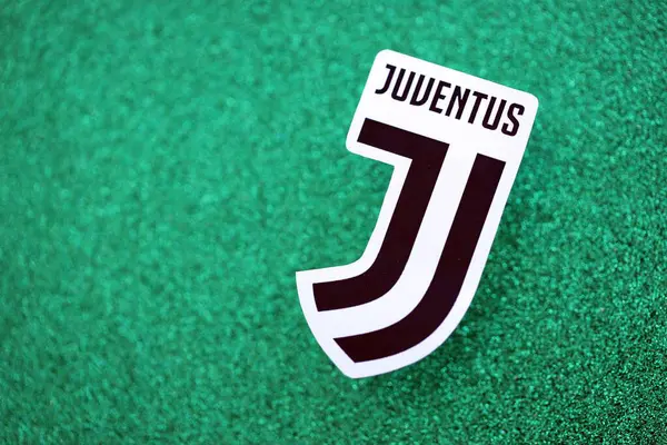 KYIV, UKRAINE - 23 Şubat 2025 Juventus FC futbol kulübü rozeti zümrüt yeşili simli arka plan afişinde yatıyor