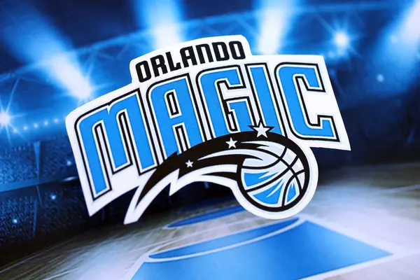 KYIV, UKRAINE - 23 Şubat 2025 Orlando Magic basketbol takımı rozeti basketbol stadyumunun arka planında asılı