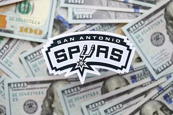 KYIV, UKRAINE - 23 Şubat 2025 San Antonio Spurs basketbol takımı rozeti büyük miktarda Amerikan dolarına yakın.