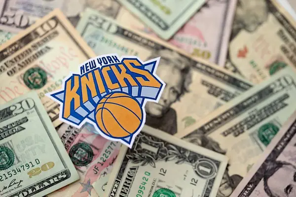 KYIV, UKRAINE - 23 Şubat 2025 New York Knicks basketbol takımı rozeti büyük miktarlarda Amerikan dolarına yakın.