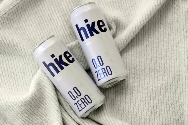 KYIV, UKRAINE - 19 Nisan 2025 Alüminyum kutularda sıfır alkolsüz bira. Bira markası logosunu kapatıyoruz.