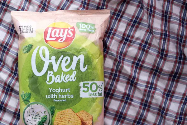 KYIV, UKRAINE - 19 Nisan 2025 Fırında fırında yoğurt ve yeşil patates cipsi ve Lays resmi logosu.