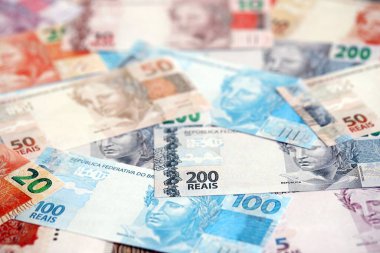 Brezilya Reais banknotları. Mevcut Brezilya gerçek para faturaları masada büyük miktarda yatıyor. Brezilya 'da iş ve yatırım kavramı