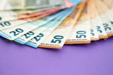 Avrupa para birimi banknotlarının büyük bir kısmı mor renkli masaya yakın. Avrupa 'da iş ve gelir kavramı