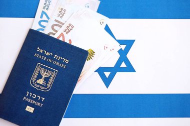 İsrail Yeni Şekelleri 'nin banknotları ve pasaportu bayrağın üzerinde. İsrail 'in mevcut para faturaları ve biyometrik geçiş bayrağında büyük miktarda yer alıyor. İsrail 'de seyahat ve tatil kavramı