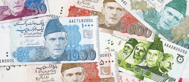 Pakistan banknotları. Pakistan 'ın mevcut para faturaları büyük miktarda masada yatıyor. Pakistan 'da iş ve yatırım kavramı