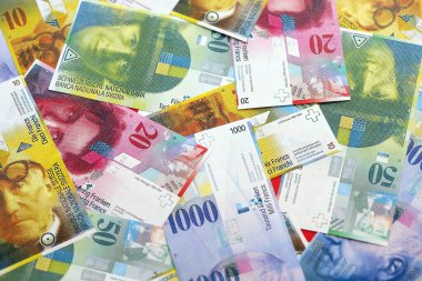 İsviçre frangı banknotları. Mevcut frank para faturaları büyük miktarda masada yatıyor. İsviçre 'de iş ve yatırım kavramı