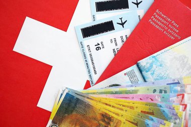İsviçre frangı banknotları ve bayrak üzerinde biletleri olan pasaport. Mevcut para faturaları ve biyometrik geçiş bayrağın üzerinde. İsviçre 'de seyahat ve tatil kavramı