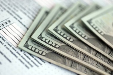 Masada 1040 bireysel vergi iadesi formuyla birlikte büyük miktarda Amerikan doları var. ABD 'de vergilendirme ve muhasebe kavramı