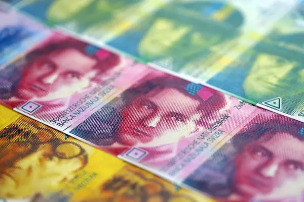İsviçre frangı banknotları. Mevcut frank para faturaları masanın üzerinde çok yakın mesafede duruyor. İsviçre 'de iş ve yatırım kavramı